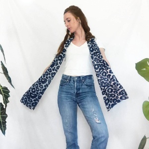 lightweight scarf with pockets in cheetah